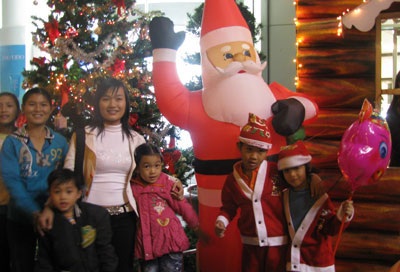 Tôi đã khóc vì...ông già Noel - 1 Ai cũng muốn lưu lại kỷ niệm đẹp đêm Noel (ảnh minh họa: Khánh Hiền)