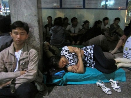 Kịch bản săn vé tàu Tết: Bổn cũ soạn lại vẫn thời sự - 2 (Tiếng nói đế từ sau cánh gà: