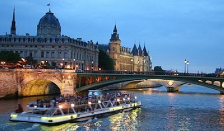 Thư Paris: Màu xanh áo lính năm xưa... - 2 Du thuyền trên sông Seine (Paris)