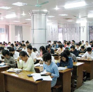 Sinh viên Trường đại học Y Hà Nội học trong thư viện (ảnh minh họa: ANTĐ)