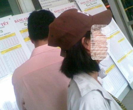 “Cò” V. hoạt động rất tích cực trong khu vực dán thông tin hướng dẫn mua vé tàu của nhà ga 