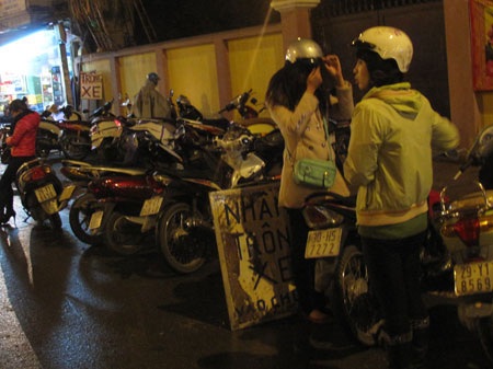 Mùa lễ hội: Bao năm rồi vẫn những... cục tức giá cao! - 1 Khách vào chùa Phúc Khánh, HN phải trả 20 -25 nghìn/lượt gửi xe máy (ảnh: TT)