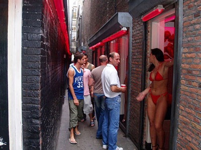 Đề xuất lập “khu đèn đỏ”: VN học gì từ thế giới? - 1 Một cảnh thường thấy ở khu đèn đỏ