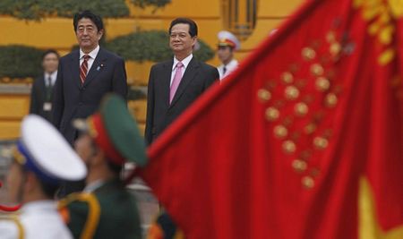 Lễ đón Thủ tướng Nhật Bản Shinzo Abe tại Hà Nội (ảnh: AFP)