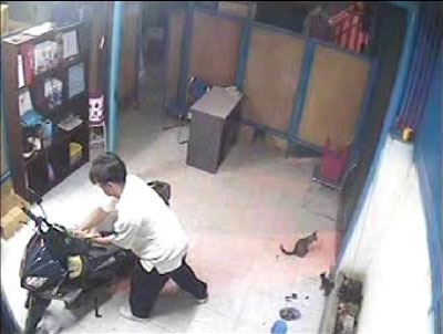 "Tháng củ mật": Cẩn trọng phòng đạo chích đột nhập ban đêm! - 1 Kẻ trộm đột nhập vào nhà phá khóa lấy xe máy (ảnh: PNTĐ)