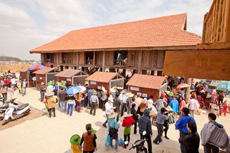 Hiện tượng chen lấn xô đẩy để mua vé xe điện lên chùa