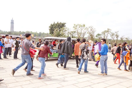 Tranh giành nhau lên xe điện chẳng khác nào…xe “dù”