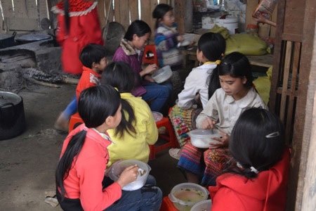 "Tiền treo, trẻ nhịn...": Thất hứa với con trẻ là có tội! - 2 Học sinh trường mẫu giáo Pha Lay (Điện Biên) ngày đầu ăn “Cơm có thịt” (ảnh: Dự án “Cơm có thịt”)