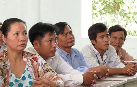 Sức nặng của lời xin lỗi trên cán cân công lý - 1 Cha mẹ anh Hiếu và người thân nghe tòa án xin lỗi ngay tại UBND xã (ảnh: Q.Huy, VNN)