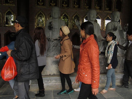 Người lớn xoa tượng...