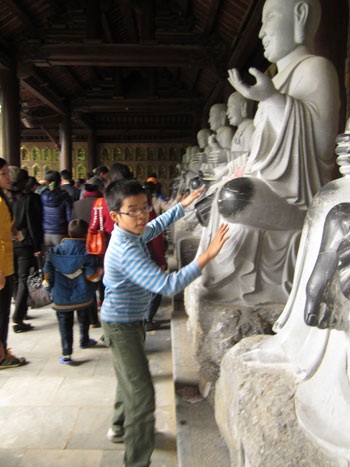 ...làm trẻ em cũng học theo