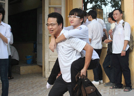Dấu ấn "núi Thái Sơn" - 1 Cha cõng con đi thi