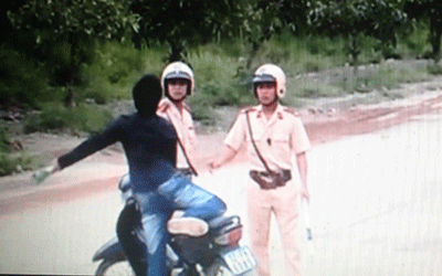 Điều ước giản dị đầu Xuân: Không bị "cục tức" Cấm, Phạt, Phí... - 2 Một đối tượng chống người thi hành công vụ