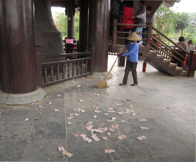 Cảnh... quét tiền lẻ dưới chân tháp chuông...