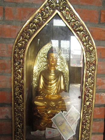 Tiền được nhét qua cả những khe hở tủ kính đặt tượng