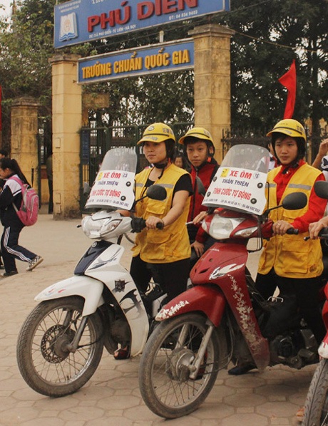 Ai ơi, mùng 8/3 đến rồi đó! - 3 Những cô gái xe ôm thân thiện (ảnh: Mai Châm)