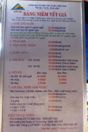 Sầm Sơn: "Tiếng mài dao" vẫn ám ảnh du khách - 2 Bảng niêm yết giá trong mỗi kios kinh doanh của các hộ dân Sầm Sơn