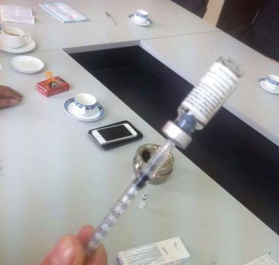 Phẫn nộ thay cho những tâm hồn non trẻ - 2 ...và lượng thuốc thừa được rút ra từ lọ vacxin đã tiêm cho bé Phong (theo Trần Phương)