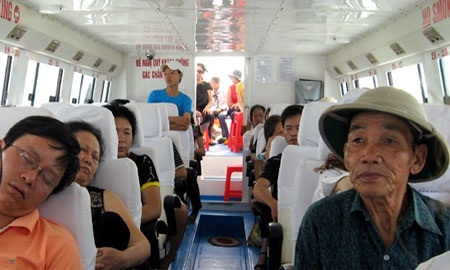 Du khách đừng quên “Tiền nào của nấy” - 1 Nhiều tour kích cầu có giờ bay sớm nên du khách không tránh khỏi mệt mỏi (ảnh minh họa: VEF)