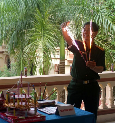 Pháo chưa đốt đã nóng tranh luận về trách nhiệm xã hội - 1 Pháo hỏa thuật được cho là lửa nguội nên không phỏng tay