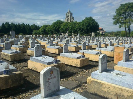 Xúc cảm Trường Sơn - 1 Những ngôi mộ trải dài