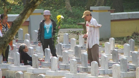 Xúc cảm Trường Sơn - 2 Viếng mộ người thân