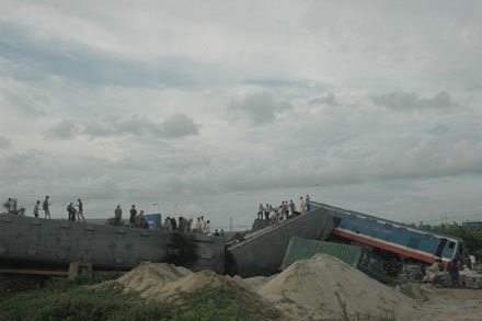 3 toa tàu bị lật sau vụ tai nạn (ảnh: Thu Hằng) 