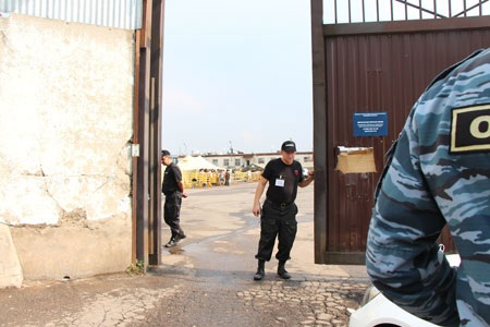 Xuất khẩu lao động “chui”: Nguồn cơn "liều lĩnh" - 2 Cánh cổng sắt lại khép, và kia là đồng bào của tôi…(ảnh: Võ Hoài Nam)