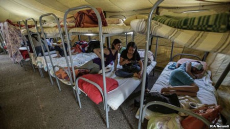 Xuất khẩu lao động “chui”: Nguồn cơn "liều lĩnh" - 3 Cánh cổng sắt lại khép, và kia là đồng bào của tôi…(ảnh: Võ Hoài Nam)