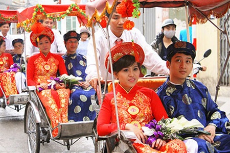 Chuyện chiếc xích lô: Đừng lặp lại sai lầm không thể sửa chữa! - 1 Rước dâu bằng xe xích lô trong một đám cưới tập thể tại Hà Nội (ảnh: Mai Châm)