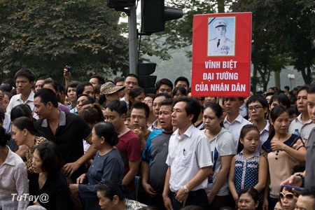 Cả dân tộc dõi theo Người...