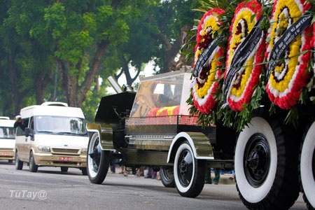 ... dõi theo Linh Xa chở Đại Tướng