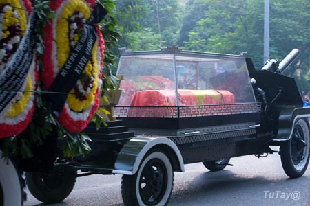 ... dõi theo Linh Xa chở Đại Tướng