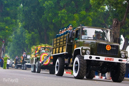 Đoàn xe chở Đại Tướng về qua nhà lần cuối ở số nhà 30 phố Hoàng Diệu