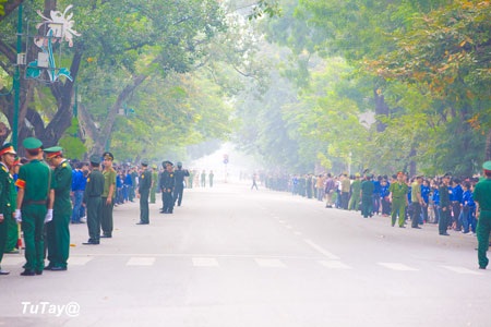 Người ra đi đầu không ngoảnh lại/ Sau lưng thềm nắng lá rơi đầy... (ảnh: Nguyễn Tuấn Tú)
