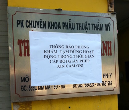 Phẫu thuật thẩm mỹ: Mỏ vàng một bên, nguy cơ dao hai lưỡi một bên - 1 Thẩm mỹ viện dán thông báo tạm dừng hoạt động (ảnh: Châu Như Quỳnh)