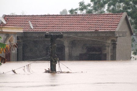 Nước dâng cao đến hơn 3m ở Nghệ An (Ảnh: Nguyễn Duy)