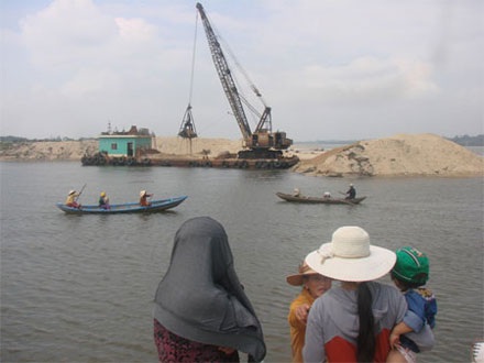 Quảng Ngãi: Niềm tin trở lại khi dân biết, dân bàn... - 2 Người dân giám sát công tác thông luồng ngay trong sáng ngày 28/10 (ảnh: Hồng Long)