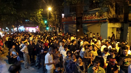 Phút mặc niệm: Việc làm nhỏ - ý nghĩa lớn - 2 Người dân xếp hàng chờ viếng Đại tướng