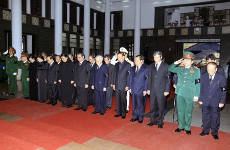 Phút mặc niệm: Việc làm nhỏ - ý nghĩa lớn - 1 Lãnh đạo Đảng, Nhà nước tại lễ viếng Đại tướng Võ Nguyên Giáp