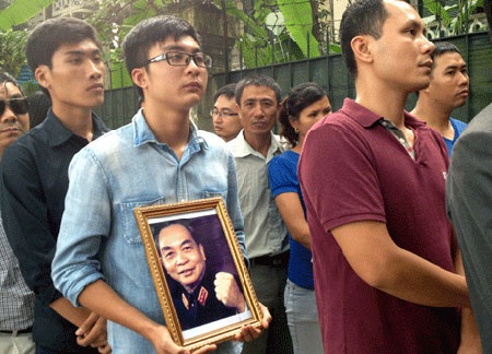 Dòng người đến tư gia Đại tướng Võ Nguyên Giáp ngày càng đông (ảnh: Quang Phong)