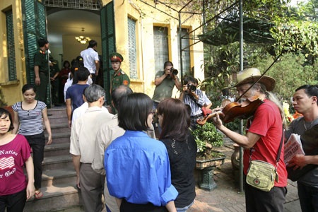 Võ Nguyên Giáp - tên Người đã tạc vào lịch sử - 2 Trong sân nhà Đại tướng (ảnh: Hữu Nghị)