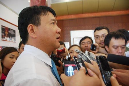 Bộ trưởng Đinh La Thăng trả lời báo chí (ảnh: Lao Động)