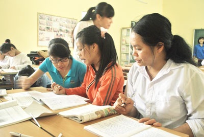 Trên lớp các em học viết, học tính toán. Về nhà được kèm thêm nhưng tiến bộ vẫn rất chậm