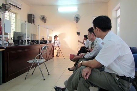 Chứng minh thư: Nay "đùng một cái", mai "đùng một cái"… - 1 Cảnh người dân chờ làm chứng minh thư mới gần đây (ảnh: Tiến Nguyên)