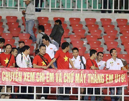 Còn đó giấc mơ Vàng SEA Games - 1 Người hâm mộ thất vọng với U23 Việt Nam (ảnh: Hà Nguyên)