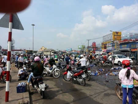 “Hôi của” người rưng rưng nước mắt! - 1 Hiện trường hỗn loạn của vụ hôi bia trưa ngày 4/12 tràn lan trên mạng