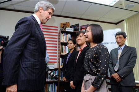 Ấn tượng John Kerry từ những ngày đầu trong "bộ đôi kiến tạo hòa bình" - 4 Kerry Ông Kerry và các cộng sự đã tản bộ tới Nhà thờ (ảnh: Đình Thảo)