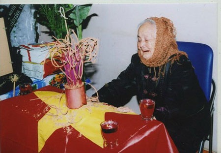 Mẹ Thược bên di cốt của con (ảnh: Giáng Vân, nguồn: Lao Động)