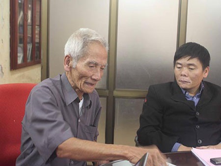Người cha già 89 tuổi vượt hơn 2.000km để kêu oan cho con (ảnh: Linh Trần, nguồn: Lao Động) 